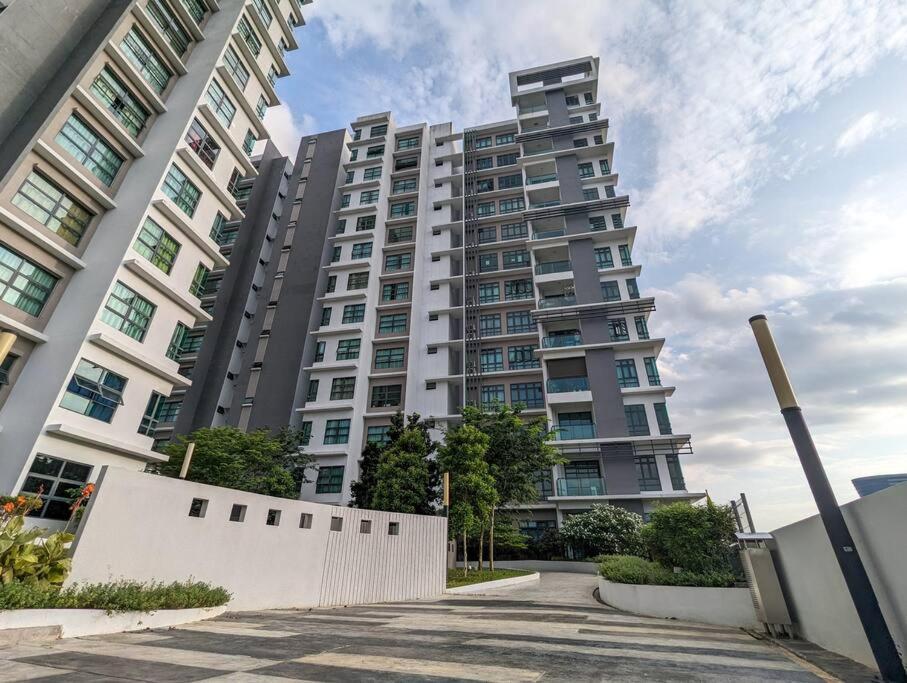 Apartemen Az *